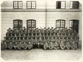 Ett kompani befälselever har samlats för fotografen ca 1940.
Krigsskolan, Karlberg (?).