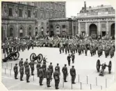 Högvaktsavlösning på yttre borggården, Stockholms slott, ca 1945-1950.