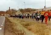 Motionsloppet i löpning Mölndalsbroloppet på 1980-talet. Här ses några av löparna vid Frölundagatan.