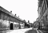 Vy längs Storgatan mot S:t Laurentii och Gåsatorget (sommartid)