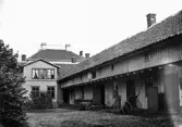 Kullerstensbelagd innergård till ett hus på Storgatan