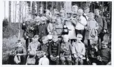 Foto av en grupp skolbarn. Text vid bild i album: 
