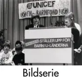 Serie om 19 svartvita fotografier som visar en sammankomst för Unicef i Fässbergsgymnasiets aula i Mölndal, slutet av 1980-talet eller början av 1990-talet. Bland deltagarna ses ordföranden i svenska Unicef-kommittén Lisbeth Palme.