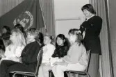 En sammankomst för Unicef i Fässbergsgymnasiets aula i Mölndal, slutet av 1980-talet eller början av 1990-talet. Bland deltagarna ses ordföranden i svenska Unicef-kommittén Lisbeth Palme.