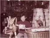 Torborg vid julgranen