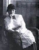 Foto av en kvinna i funderingar. Bildtext i album: 