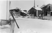 Svenska Frivilligkåren i Finland.  Fältpostkontor i Tornio,
1940.  Kemijärvi.  Bomberna träffade nära posten vars gavel i förgrunden.