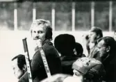 Ishockeyspelare samt ledare i Mölndals IF i avbytarbåset. Fotografiet är möjligen taget vid Mölndals konstisbana vid Ågatan i Trädgården, Mölndal, ca 1970-1976.