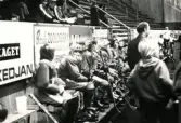 Ishockeyspelare och ledare i Mölndals IF i avbytarbåset. Fotografiet är möjligen taget vid Mölndals konstisbana vid Ågatan i Trädgården, Mölndal, ca 1970-1976.
