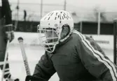 En ung ishockeymålvakt på ishockeyskolan. Fotografiet är taget vid Mölndals konstisbana vid Ågatan i Trädgården, Mölndal, ca 1970-1976.