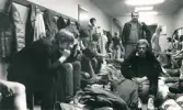 Ishockeyspelare från Mölndals IF i ett omklädningsrum. Fotografiet är möjligen taget vid Mölndals konstisbana vid Ågatan i Trädgården, Mölndal, ca 1970-1976.