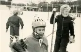 Unga ishockeyspelare på ishockeyskolan. Fotografiet är taget vid Mölndals konstisbana vid Ågatan i Trädgården, Mölndal, ca 1970-1976.