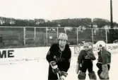 Unga ishockeyspelare på ishockeyskolan. Fotografiet är taget vid Mölndals konstisbana vid Ågatan i Trädgården, Mölndal, ca 1970-1976.