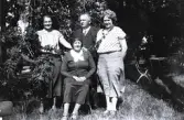 Foto av en familj i trädgården.