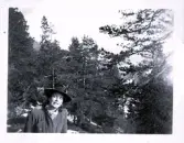 Kvinna som sitter och solar sig i skidbacken.