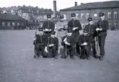 Ett gäng värnpliktiga på ett kasernområde.