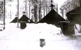 Foto av militärtält i ett vintrigt landskap.