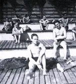 Foto av solbadande män och kvinnor.