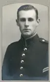 En ung man i uniform (m/95) (korpral).
Bröstbild, halvprofil. Ateljéfoto.