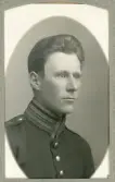 En man i uniform (m/95). 
Bröstbild, halvprofil. Ateljéfoto.