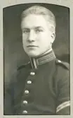 En ung man i uniform (m/95, korpral).
Bröstbild, halvprofil. Ateljéfoto.
