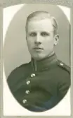 En ung man i uniform (m/95). 
Bröstbild, halvprofil. Ateljéfoto.