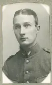 En ung man i uniform (m/23, furir). 
Bröstbild, halvprofil. Ateljéfoto.
