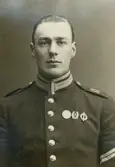 Korpral (senare poliskonstapel) Bertil Strömberg i militäruniform (m/95) med förtjänstmärken, ca 1930.
Bröstbild, en face. Ateljéfoto.