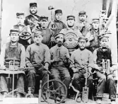 Arbetare  vid Gefle Manufaktur AB (Strömsbrofabriken) år 1869. Bilden är den äldsta kända arbetarbilden från Gävle.