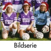 Serie om tre fotografier som visar lagbilder av fotbollslaget Jitex BK på Kvarnbyvallen i Mölndal, år 1988. På en av bilderna har spelarna på sig tomteluvor, på en annan har de Scandic-kepsar på sig.