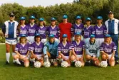 Lagbild av fotbollslaget Jitex BK på Kvarnbyvallen i Mölndal, år 1988. Spelarna har Scandic-kepsar på huvudet.