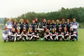 Lagbild av fotbollslaget Jitex BK i Mölndal, år 1990. Spelarna har tomteluvor på sig.