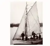 Sex personer i en segelbåt vida Varbergs hamn. Möjligen tullman T H Sjöberg med familj.