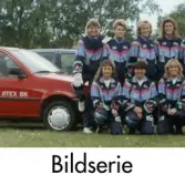 Serie om fyra fotografier som visar fotbollslaget Jitex BK på Krokslättsvallen i Mölndal, juli 1991. Lagbilder samt bild på sponsorbilar från Ford Motorverken.