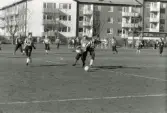 Fotbollslaget Jitex BK spelar match på Frejaplan i Mölndal, ca 1989-1993. Motståndarlag och slutresultat är okända. Frejaplan ligger intill Mölndals idrottshus.