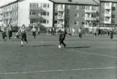 Fotbollslaget Jitex BK spelar match på Frejaplan i Mölndal, ca 1989-1993. Motståndarlag och slutresultat är okända. Frejaplan ligger intill Mölndals idrottshus.