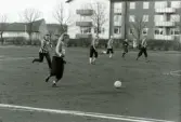 Fotbollslaget Jitex BK spelar match på Frejaplan i Mölndal, ca 1989-1993. Motståndarlag och slutresultat är okända. Frejaplan ligger intill Mölndals idrottshus.