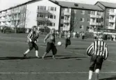 Fotbollslaget Jitex BK spelar match på Frejaplan i Mölndal, ca 1989-1993. Motståndarlag och slutresultat är okända. Frejaplan ligger intill Mölndals idrottshus.