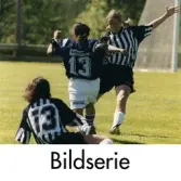 Serie om fem fotografier som visar fotbollslaget Lindome GIF spela match mot Jitex BK i maj 2000. Möjligen på Lindevi IP i Lindome, Mölndals kommun. Slutresultatet är okänt.