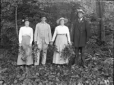 Dals Rostock. Från vänster: Elin, Johan, Kronstrand, Hulda Kronstrand, okänd