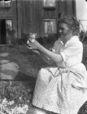 Skogsbol, Gunnarsnäs. Vendla Olsson med kattunge.