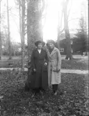 Dals Rostock. Två kvinnor i Brunnsparken