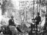 Två män och en flicka. Troligen i skogen strax ovanför Dals Rostock.