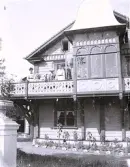 Foto av ett bostadshus med snickarglädje i varje vrå. Bildtext i album: 