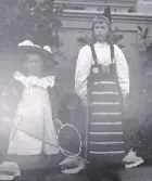 Foto av Ruth Schotte till vänster och Ingrid, 1896, Gröndal (enligt bildtext i album).