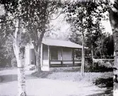 Foto av lekstugan, Gröndal, Norrlandet (enligt bildtext i album).