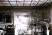 Foto av salongen på Gröndal 1897 (enligt text baksida kort).