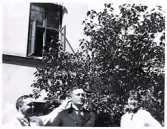 Foto av Ingrid Welander (f. Lagerholm) och två män i arbetskläder vid Sabbatsberg. Bildtext i album: 