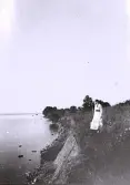 Foto av Ingrid Welander (f. Lagerholm) vid Vätterns strand 1916 (enligt bildtext i album).
