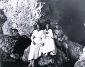 Foto av Ingrid Welander (f. Lagerholm) i mitten omgiven av en man och en kvinna. Bildtext i album: 